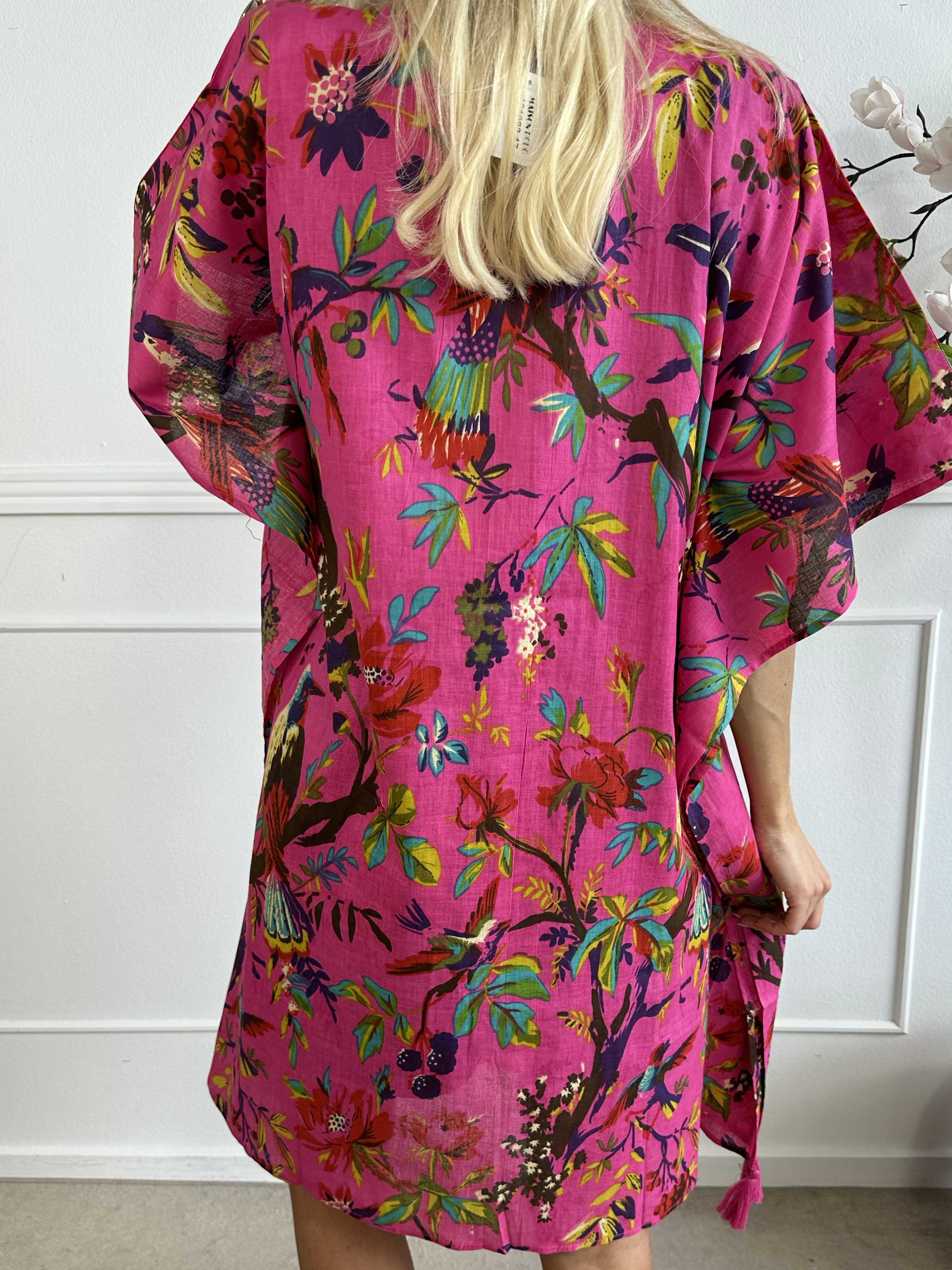 Xenia - Söt blommig tunika med knytband i midjan